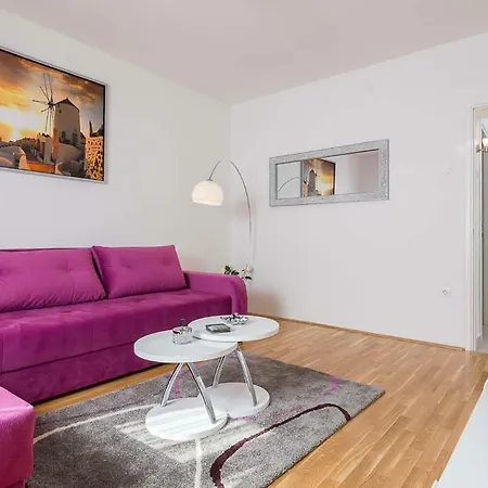 Laura Apartment Split
