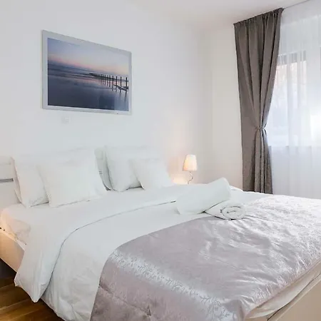 Laura Apartment Split